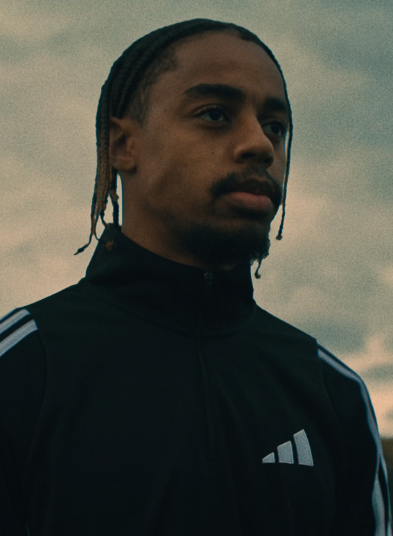 Portrait d’un joueur de football en veste noire