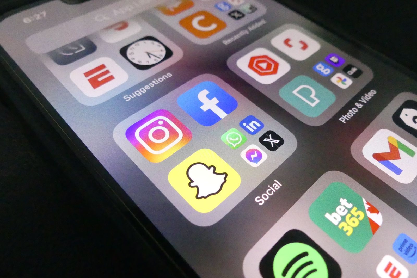Écran de téléphone avec les icônes des applications sociales